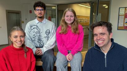 Bild: Stephan Huber
Fabia Koch, Vincent Baier und Hannah Poeplau (von links) vom Herzog-Christian-August-Gymnasiums Sulzbach-Rosenberg hatten selbst ein Planspiel zur Wiedereinführung der Wehrpflicht erstellt. Dafür gab es einen Preis des Landesschülerrates Bayern und Lob von Lehrer Tobias Grieb (rechts).