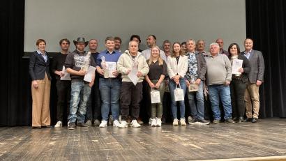 Bild: Ingrid Meier
Die Anton Steininger GmbH ehrte zahlreiche Mitarbeiter für ihre langjährige Betriebszugehörigkeit und abgeschlossene Berufsausbildungen.