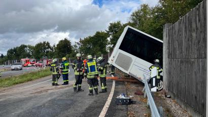 Archivbild: Gabi Schönberger
Bei einem Busunfall auf der A93 bei Weiden-Frauenricht am 29. August wurden 27 Fahrgäste sowie der Busfahrer zum Teil schwer verletzt.