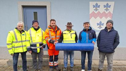 Bild: Lothar Trager (tra)
Norbert Winter, Roland Kiesecker, Peter Blank, Christian Wallner, Bürgermeister Hans Ram und Martin Sommer (von links) lobten die gute Zusammenarbeit bei der Baumaßnahme in Ensdorf.