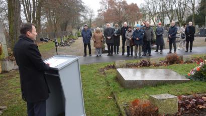 Bild: fz
Gedenkstunde am Stadtfriedhof. Oberbürgermeister Jens Meyer erinnert 80 Jahre nach Kriegsende an die Opfer der Gewaltherrschaft in Weiden. Die Namen von Kriegsgefangenen und Zwangsarbeitern aus der ehemaligen Sowjetunion stehen auf einer Gedenktafel, die nun offiziell "eingeweiht" wurde.