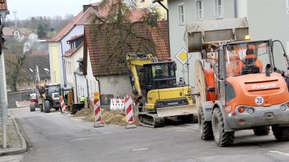 Bild: Josef Böhm
Der Ausbau des Glasfasernetzes in Niedermurach kommt zügig voran und ist der Fertigstellung nahe. Hier in der Oberviechtacher Straße war eine Verkehrsregelung per Ampel zwingend erforderlich.