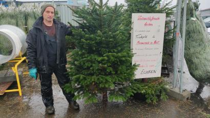 Bild: ald
Bernhard Holfelder verkauft seine Nordmanntannen auf dem Edeka-Parkplatz in Weiden. Das Trinkgeld, das er bekommt, investiert er in seine eigenen Bäume, um sie an Menschen in Not zu verschenken.