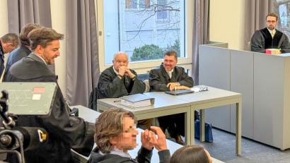 Bild: Hohlheimer
Oliver Mattes (rechts vor Fenster) und Hans-Wolfgang Schnupfhagn (links vor Fenster) vertreten nun zwei Nebenkläger im Champagner-Prozess.