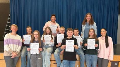 Bild: Anita Kinscher
Die frischqualifizierten „Net-Piloten“ der Mittelschule Hahnbach, umrahmt von Anita Kinscher (links), der Jugendsozialarbeiterin Sarah Drapej (rechts) sowie Katrin Cislaghi von der KoJa Amberg (hinten).