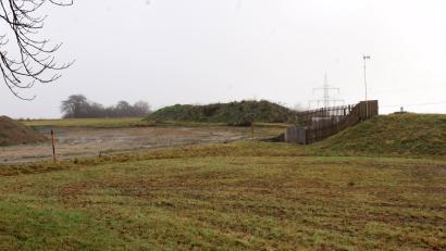 Bild: bkr
Zwischen dem bestehenden Hochbehälter und der großen Feldhecke befindet sich der Standort des neuen Hochbehälters der Gemeinde Kulmain.