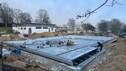 Bild: gri
Das Freudenberger Freibad ist gerade eine einzige Baustelle. Im Nichtschwimmerbecken wird gerade die Edelstahlverkleidung montiert.