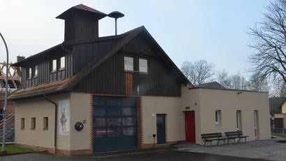 Bild: dob
Der Anbau (rechts) fügt sich an das bestehende Gerätehaus in Oberlind an. Bis ins Frühjahr hinein sollen die umfangreichen Arbeiten abgeschlossen sein. Im April oder Mai soll auch das neue Allradtragkraftspritzenfahrzeug geliefert werden. Einer Einweihung steht dann nichts mehr im Wege.