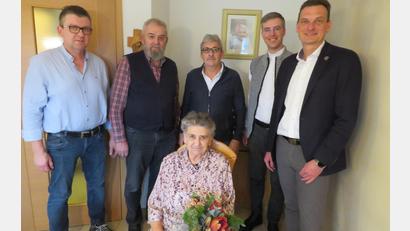 Bild: adj
Bürgermeister Ernst Schicketanz und Stadtpfarrer Thomas Kopp (von rechts) überbrachten Glückwünsche im Beisein ihrer Söhne an Anna Adam (sitzend).