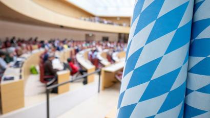 Bild: Peter Kneffel/dpa
Gesetze quasi im Stundentakt - das gab es kurz vor Weihnachten im Landtag. (Archivbild)