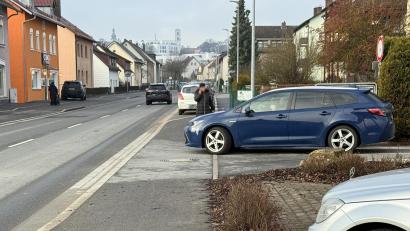 Bild: Petra Hartl
Die Ausfahrt vom Parkplatz des Fröschau-Einkaufszentrums in die Rosenberger Straße ist eine gefährliche Stelle, weil der Gehsteig überfahren werden muss. An genau dieser Stelle hat ein Autofahrer eine Fußgängerin angefahren, sodass es sie auf die Motorhaube schleuderte.