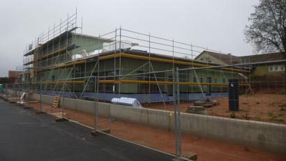 Bild: Siegfried Bock
Die Dimension der neu in Holzbauweise entstehenden und 4,23 Millionen Euro teuren Kita ist bereits sichtbar. Im Hintergrund rechts der alte Kindergarten Sankt Martin, der nach Fertigstellung der Kita abgebrochen wird.