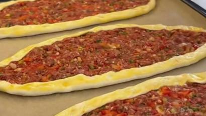 Bild: Aysel Özdemir
Pide mit Hackfleischfüllung (Kıymalı Pide) sind eine Spezialität aus der türkischen Küche. Es gibt sie häufig im Döner-Imbiss. Sie sind aber auch ohne viel Aufwand selbst zu machen.