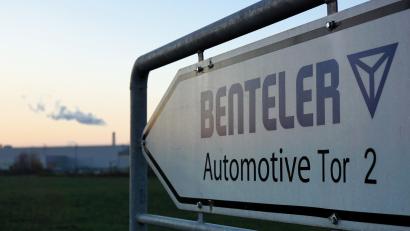 Bild: jut
Der Autozulieferer Benteler plant in seinem Schwandorfer Werk einen größeren Stellenabbau.