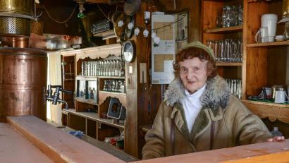 Archivbild: Petra Hartl
Hedwig Müller im Jahr 2016 hinter einem Tresen im Happy Rock. Sie liebte ihre Disco und mischte sich bis ins hohe Alter gerne unter die Jugend.