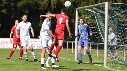Bild: Gerhard Büttner
Der TSV Tännesberg braucht zu viele Chancen für ein Tor. Diese Abschlussschwäche muss der Tabellenelfte der Fußball- Bezirksliga Nord im Kampf um den direkten Klassenerhalt unbedingt abstellen. In dieser Szene verfehlt ein Kopfball von Sebastian Götz im Spiel bei der SpVgg Schirmitz das Ziel.