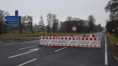 Bild: fz
Die gesperrte Bundesstraße 22 zwischen Altenstadt/WN bis zur Abzweigung Parkstein soll ab 19. Dezember wieder für den Verkehr freigegeben werden.