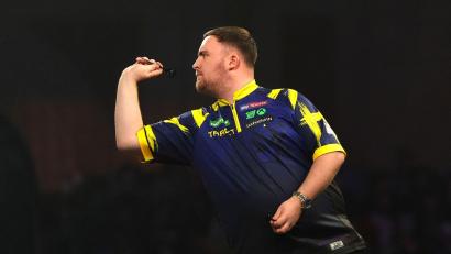 Bild: Adam Davy/PA Wire/dpa
Luke Littler meistert seine Auftakthürde.