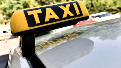 Bild: Paul Zinken/dpa
Ein Taxifahrer rettete einen Rentner vor einem hohen Vermögensverlust. (Symbolbild)