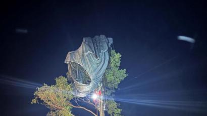 Bild: Bergwacht Weiden/exb
Die Bergwacht Weiden musste am Donnerstagabend auf dem Gelände des Truppenübungsplatzes Grafenwöhr einen Fallschirmspringer retten, der sich in der Krone einer Kiefer verheddert hatte.