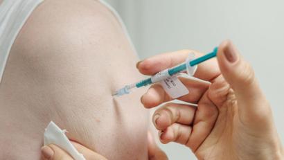 Symbolbild: Markus Scholz/dpa
Seit 2018 sollen sich Ältere gegen Gürtelrose impfen lassen.