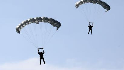 Bild: Bernd Wüstneck/dpa-Zentralbild/dpa
Schockierende Augenblicke erlebte eine Gruppe von Fallschirmspringern in Australien, doch am Ende ging alles glimpflich aus. (Symbolbild)