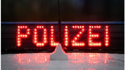 Symbolbild: Soeren Stache/dpa
Ein Landwirt hat 400 Kubikmeter Mist unsachgemäß gelagert und damit Gewässer verunreinigt.