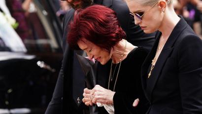 Bild: Jacob King/PA Wire/dpa
Sharon Osbourne (links) hat sich zu Warnungen von Ozyy Osbournes Ärzten kurz vor dessen letzter Show geäußert. (Archiv)