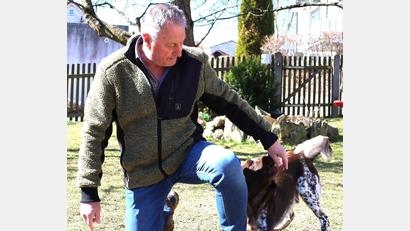 Bild: Wenisch/exb
Gerichtssachverständiger Edgar Wenisch mit seinem Gehölzpathogen- und Artenspürhund Jim.