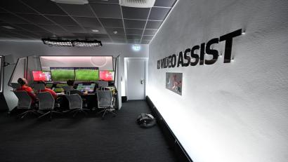 Bild: Federico Gambarini/dpa
Die Arbeit an den Monitoren erfordert hohe Konzentration. (Archivbild)