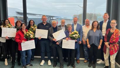 Bild: Siemens Healthineers
Fünf Vereine bedenkt der Siemens-Healthineers-Standort Kemnath mit jeweils 1000 Euro. Große Freude herrscht bei der Spendenübergabe.