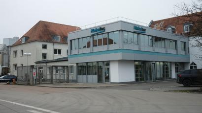 Bild: Hirsch
An der Zufahrt zum Gelände hat die Firma Nabaltec ein repräsentatives Empfangsgebäude.errichtet.