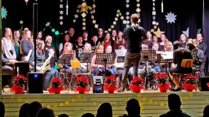 Bild: Reinhard Kreuzer
Chor und Big Band spielten eine Zugabe zum Abschluss des Weihnachtskonzertes der Lobkowitz-Realschule.