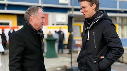 Bild: Gabi Schönberger
Vor der bunten Fassade der St.-Felix-Schule, dem Sonderpädagogischen Förderzentrum, in Neustadt freuen sich Schulleiter Rainer Hetz (links) und Architekt Alexander Juretzka über den Beginn der Arbeiten für den Erweiterungsbau.