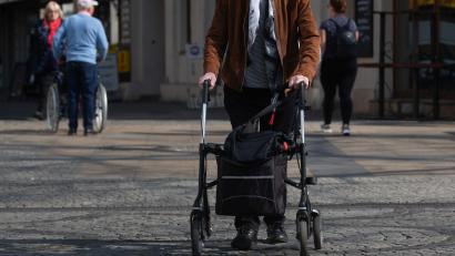 Bild: Fernando Gutierrez-Juarez/dpa
Viele pflegebedürftige Menschen werden von ihren Angehörigen versorgt. (Symbolbild)