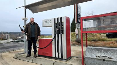 Bild: lnz
Thomas Weiß steht an der Zapfsäule seiner kleinen Tankstelle an der Tirschenreuther Straße in Falkenberg. Er hat sie von seinen Eltern geerbt und will sie gemeinsam mit seiner Frau noch möglichst lange betreiben.