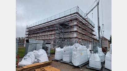 Bild: bl
Vor der Turn- und Schwimmhalle in Schwarzenfeld lagert bereits das Glas für die Fenster. Sie sollen, nachdem der Rückbau abgeschlossen ist, noch Anfang Januar eingebaut werden.