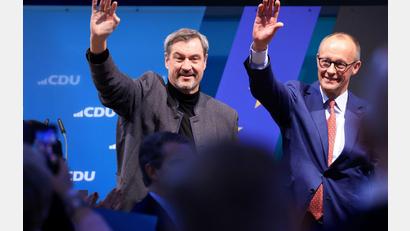 Bild: Oliver Berg/dpa
Markus Söder und Friedrich Merz wollen auf dem CSU-Parteitag wieder Einigkeit demonstrieren. (Archivfoto)