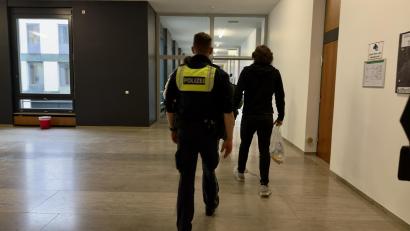 Bild: kle
Der Angeklagte verlässt nach dem Ende des zweiten Prozesstages das Landgericht Weiden.