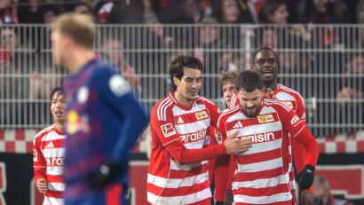 Bild: Soeren Stache/dpa
Unions Oliver Burke (r) bejubelt mit seinen Mitspielern sein Tor zum 1:0.