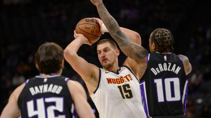 Bild: Randall Benton/AP/dpa
Nikola Jokic war von Sacramentos Verteidigung nicht zu stoppen.