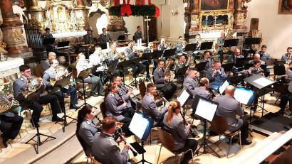 Bild: lg
Das gesamte Orchester des Heeresmusikkorps Veitshöchheim bietet ein stimmungsvolles und ergreifendes Benefizkonzert in der Pfarrkirche.