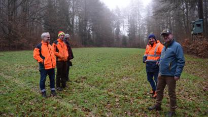 Bild: bnr
Stellvertretender Betriebsleiter Ingo Greim (rechts) von den Bayerischen Staatsforsten und Projektleiter Stefan Auhuber (Zweiter von rechts) von der "Max Bögl Wind AG" erläutern den späteren Trassenverlauf und die notwendigen Rodungsarbeiten.