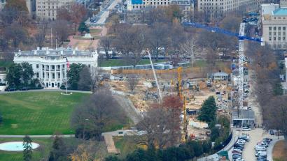Bild: Pablo Martinez Monsivais/AP/dpa
Nun gibt es eine Klage gegen den Bau von Trumps Ballsaal. (Archivbild)