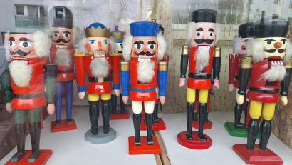 Bild: bl
In Uniform und doch auch individuell: So kennen die meisten Menschen die dekorativen Nussknacker aus der Kindheit. Diese bilden zusammen mit vielen weiteren Exemplaren eine rund 100 Mann starke Armee in einem früheren Geschäft am Marktplatz in Pfreimd.