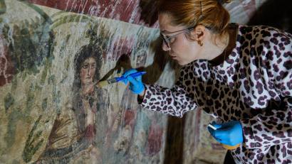 Bild: Khalil Hamra/AP/dpa
Eine Archäologin reinigt in der Türkei ein Fresko in einem Grab aus dem 3. Jahrhundert. Eine seltene, frühchristliche Darstellung von Jesus wurde in dem Grab entdeckt