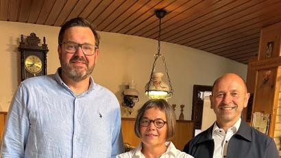 Bild: Terezie Bartmann
Bürgermeister Hans Ram (rechts) mit Ehefrau Sonja und SPD-Ortsvorsitzendem Bastian Bartmann.