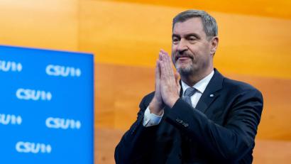 Bild: Sven Hoppe/dpa
Große Freude sieht anders aus: CSU-Chef Söder bleibt im Amt, aber seine Parteibasis hat ihm einen schmerzhaften Parteitag bereitet.