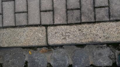 Bild: Oberpfälzer Bündnis für Toleranz und Menschenrechte Weiden/Neustadt 
Bürger entdeckten in der Kurfürstenstraße in Weiden ein eingekerbtes Hakenkreuz. Jetzt ermittelt der Staatschutz.