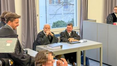 Bild: Hohlheimer
Oliver Mattes (rechts vor Fenster) und Hans-Wolfgang Schnupfhagn (links vor Fenster) vertreten nun zwei Nebenkläger im Champagner-Prozess.